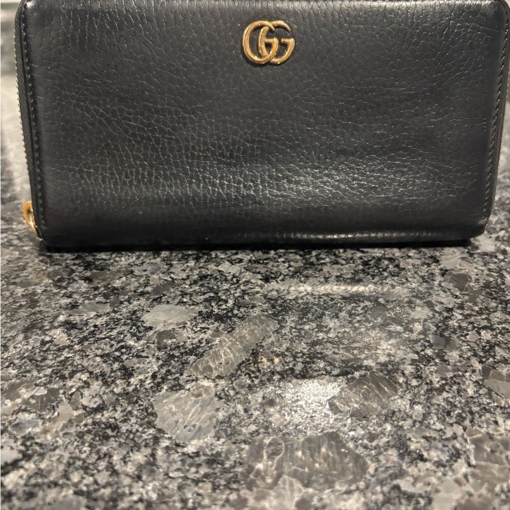 SOLD!!!!!!!!!Gucci GG Marmont zip-around wallet in black leather.